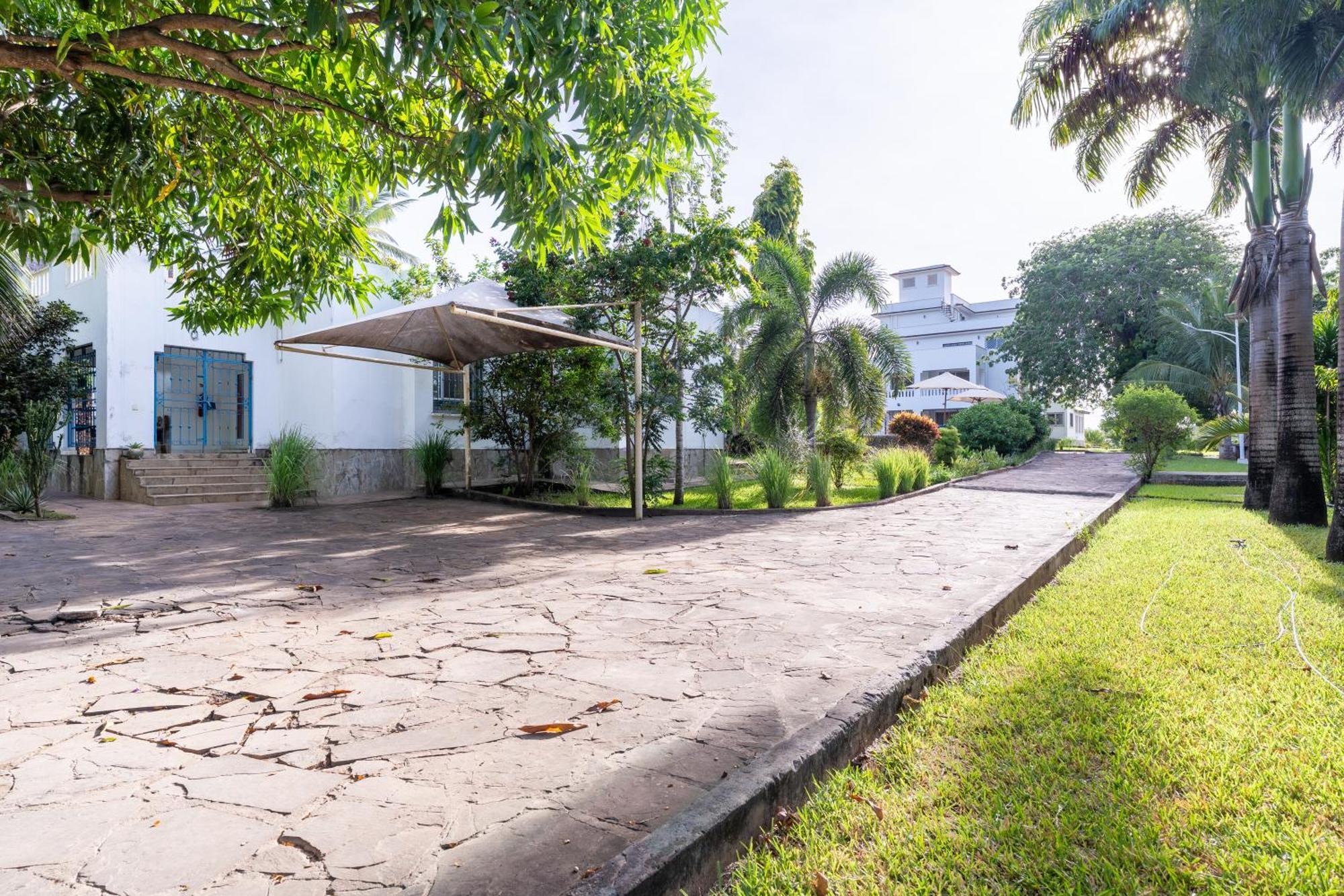 Queens Chateau Boutique Villa Diani Beach Exterior photo