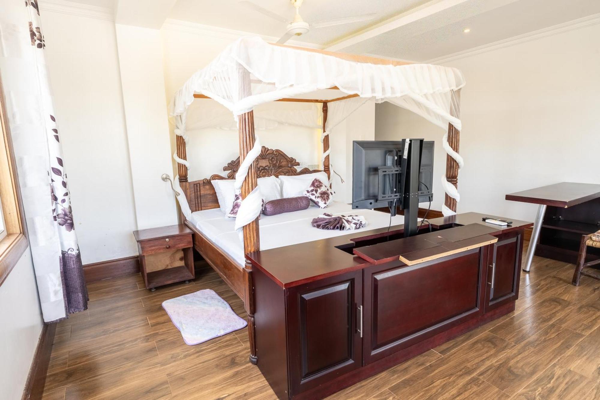 Queens Chateau Boutique Villa Diani Beach Exterior photo